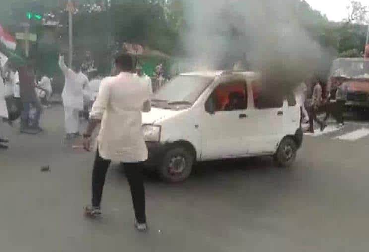 Nagpur: Congress Youth workers set car on fire in protest against Sonia Gandhi's ED visit Nagpur Congress Protest: सोनिया से ED की पूछताछ, नागपुर में नाराज युवा कांग्रेस कार्यकर्ताओं ने कार में लगाई आग