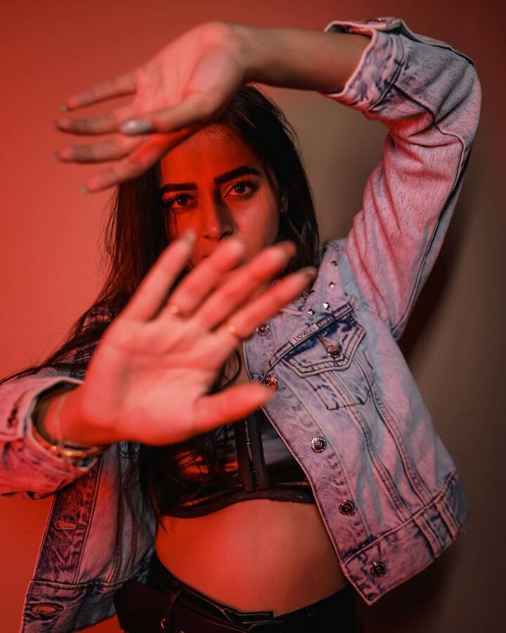 फोटो में तेजस्वी लेदर पैंट और क्रॉप टॉप के संग डेनिम जैकेट पहने हुए नजर आ रही हैं. अपने लुक को एक्ट्रेस ने ओपन हेयर के संग पूरा किया है.