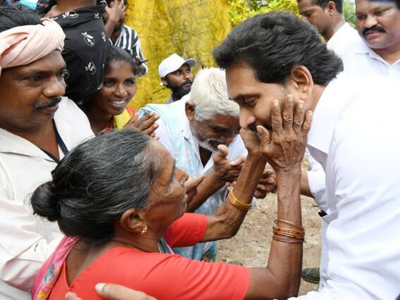 In Pics : కోనసీమ జిల్లాలో వరద బాధితులకు సీఎం జగన్ ఓదార్పు In Pics : కోనసీమ జిల్లాలో వరద బాధితులకు సీఎం జగన్ ఓదార్పు