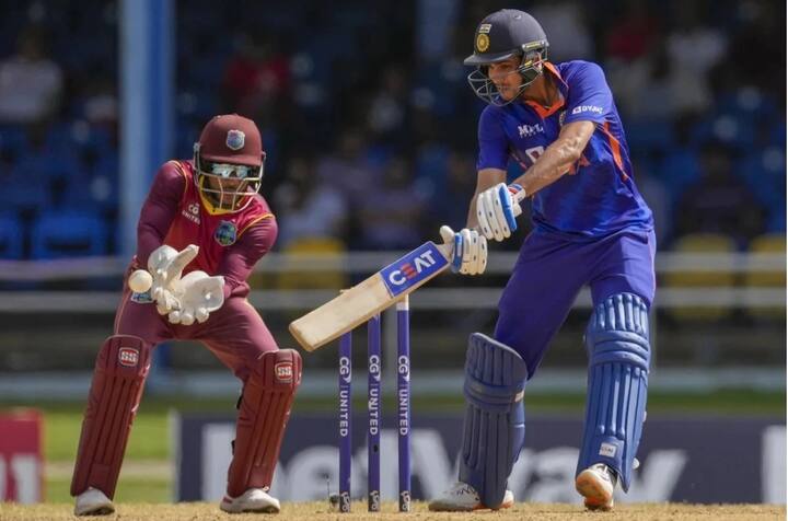 આ પછી ખેલાડીઓએ ભેગા થઈને ગાંડા ડાન્સ કર્યો. ટીમ ઈન્ડિયાના કેપ્ટન શિખર ધવને પોતાના ઈન્સ્ટાગ્રામ પર એક વીડિયો પોસ્ટ કર્યો છે, જેમાં તમામ ખેલાડીઓ આવીને જોર જોરથી બૂમો પાડી રહ્યા છે અને કૂદી રહ્યા છે.