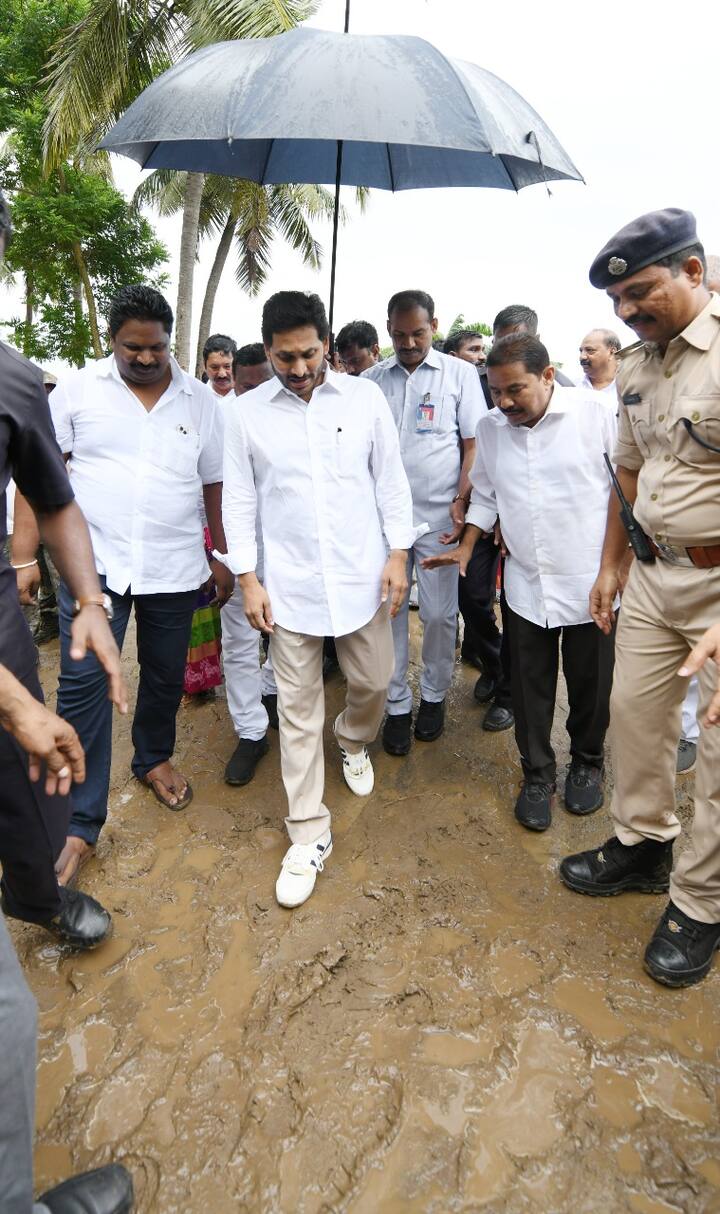 భారీ వర్షంలో కొనసాగిన సీఎం జగన్ పర్యటన