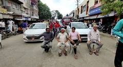 Rajkot: ધોરાજીના વેપારીઓએ ખરાબ રોડ રસ્તાથી ત્રાહિમામ પોકારી આ રીતે કર્યો વિરોધ, જુઓ તસવીરો