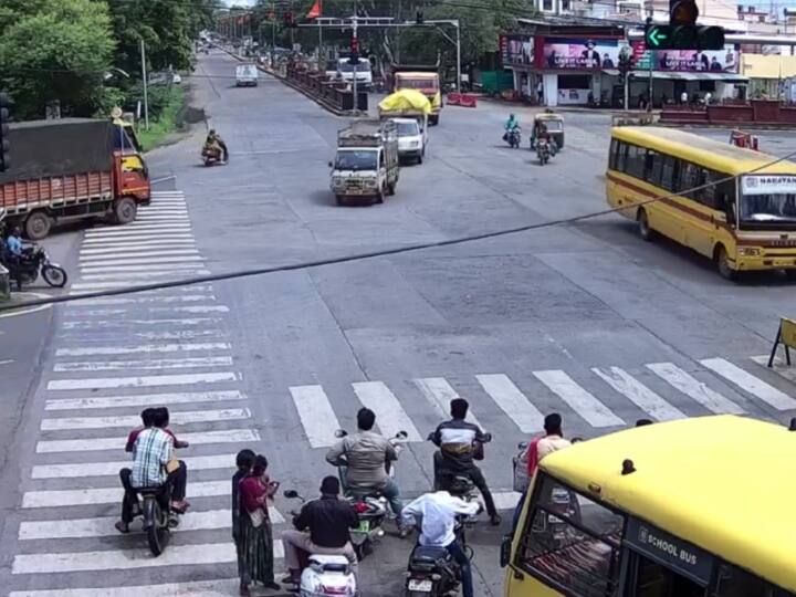 MP There has been a lot of improvement in the traffic system due to the installation of CCTV at the Ujjain ANN Ujjain Traffic News: उज्जैन में सीसीटीवी कैमरे करा रहे हैं ट्रैफिक नियमों का पालन, बिना पुलिस वाले चौराहों पर भी लाइट के हिसाब से चल रहे हैं लोग