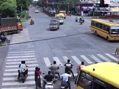 Ujjain Traffic News: उज्जैन में सीसीटीवी कैमरे करा रहे हैं ट्रैफिक नियमों का पालन, बिना पुलिस वाले चौराहों पर भी लाइट के हिसाब से चल रहे हैं लोग