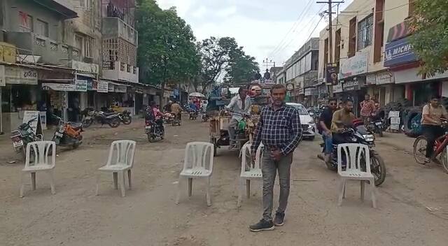 ગુજરાતમાં વરસાદ બાદ ઘણા શહેરોમાં રોડ રસ્તા મગરની પીઠનેપણ શરમાવે તેવા બન્યા છે. આ દરમિયાન રાજકોટના ધોરાજીમાં મેઈન રોડ ઉપર ખરાબ રસ્તાઓને કારણે વેપારીઓનો હલ્લાબોલ કર્યું હતું.