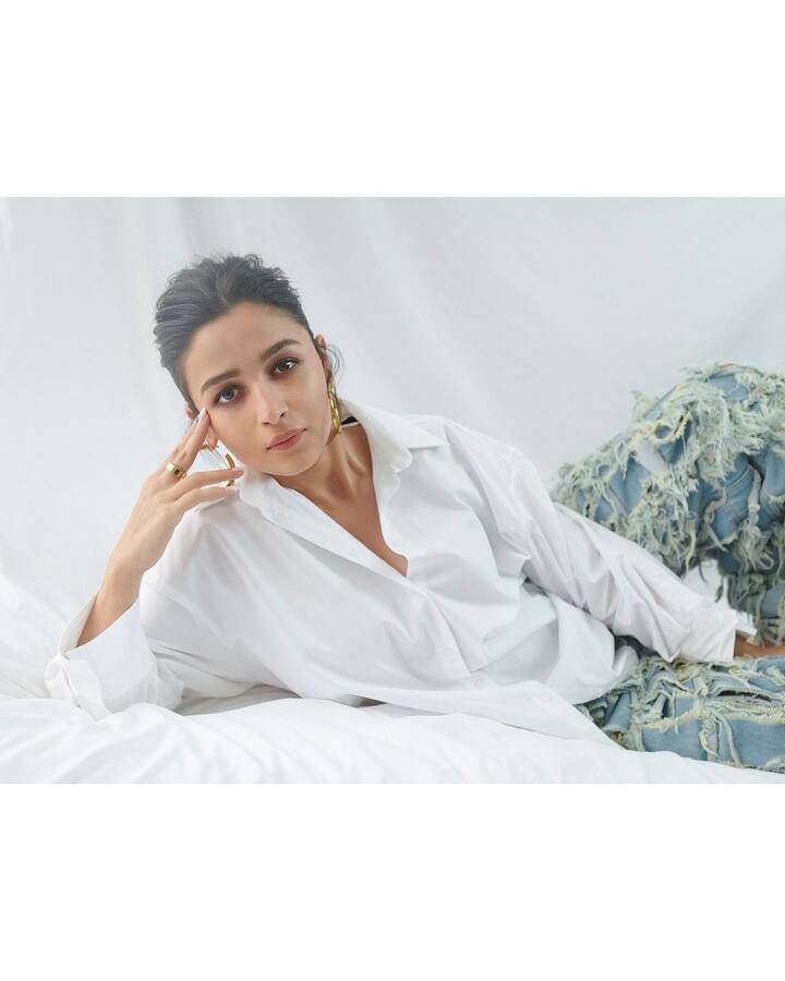 Alia Bhatt Pictures: बॉलीवुड एक्ट्रेस आलिया भट्ट (Alia Bhatt) इन दिनों अपनी आने वाली फिल्म ‘डार्लिंग्स’ (Darlings) के प्रमोशन में व्यस्त हैं. ‘डार्लिंग्स’ आलिया भट्ट के प्रोडक्शन की पहली फिल्म है.