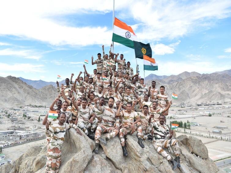 ITBP troops wave the Tiranga at 12,000 feet in view of the Azadi ka Amrit Mahotsav celebrations 12 ஆயிரம் அடி உயரத்தில் மூவர்ணக் கொடி... சுதந்திரத்தை போற்றிய இந்தோ-திபெத் படை!