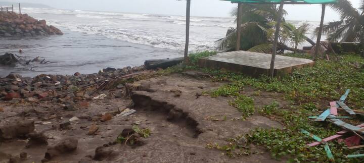 गेले काही दिवस किनारी भागात सातत्याने लाटांचे तांडव पाहायला मिळत आहे.
