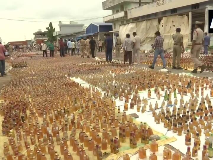 Andhra Pradesh Thousands of seized liquor bottles crushed under road-roller in Vijayawada Andhra Pradesh: रोड रोलर से कुचल दी गईं 62 हजार शराब की बोतलें, कमिश्नर ने बताई वजह, देखें कार्रवाई का VIDEO