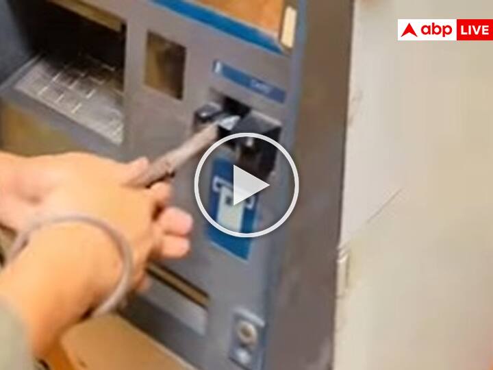 Viral Video: ATM मशीन में फंसा डेबिट कार्ड, शख्स ने निकालने के लिए लगाई अजीबोगरीब तरकीब person took out the debit card stuck in the ATM machine video viral on social media Viral Video: ATM मशीन में फंसा डेबिट कार्ड, शख्स ने निकालने के लिए लगाई अजीबोगरीब तरकीब