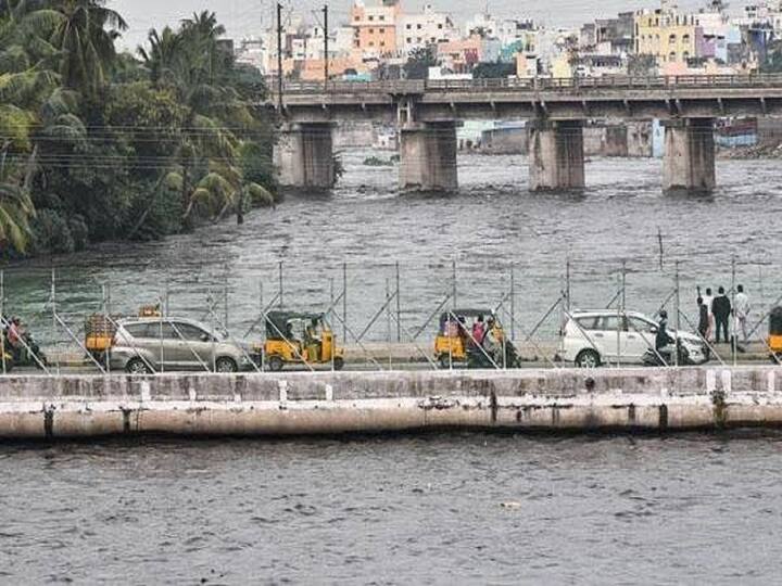 Moosarambagh bridge towards amberpet closed amid Musi river floods Hyderabad: ప్రమాదకర స్థితిలో మూసీ ప్రవాహం, ఆ బ్రిడ్జి బంద్! ఈ ప్రాంతాల్లో బాగా దుర్వాసన