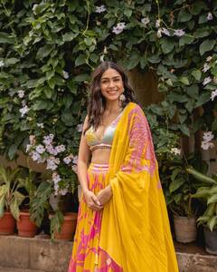 Mrunal Thakur Pics: येलो कलर का लहंगा पहने बला की खूबसूरत लगीं मृणाल ठाकुर, दिलकश अदाएं बना देंगी आपको भी दीवाना