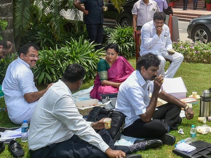 विपक्षी नेताओं ने कहा कि सुरक्षा टीम और सफाई कर्मियों ने प्रदर्शनकारी सांसदों के लिए व्यवस्था करने में पूरा सहयोग किया है. उनके प्रवेश और निकासी की भी व्यवस्था की गई है.