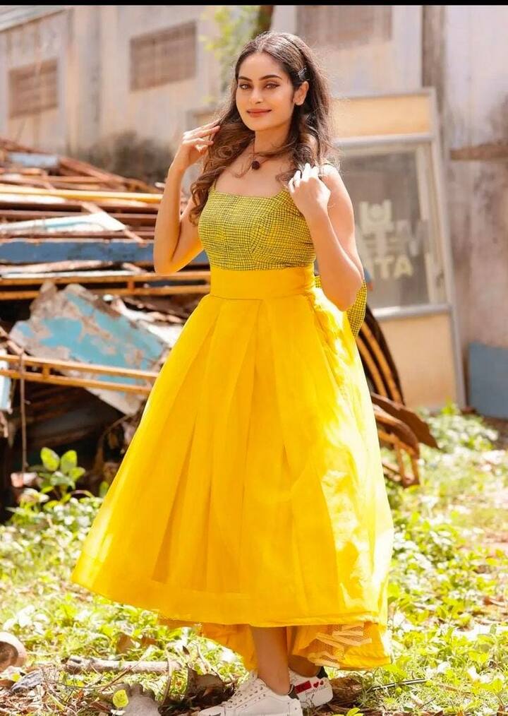 ஹே ஐ என்றால் அது அழகு என்றால் அந்த ஐகளின் ஐ அவள்தானா.......
