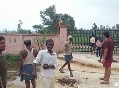 Sitapur News: सीतापुर में फसलों की बर्बादी से परेशान किसानों ने अस्पताल में कैद किए छुट्टा जानवर, बाहर से लगाया ताला