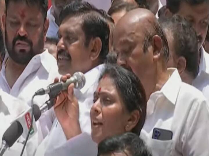 Interim General Secretary Edappadi Palaniswami fainted during AIADMK protest மின் கட்டண உயர்வுக்கு எதிரான ஆர்ப்பாட்டம்... மேடையில் எடப்பாடி பழனிசாமிக்கு மயக்கம்.. பரபரத்த அதிமுகவினர்..
