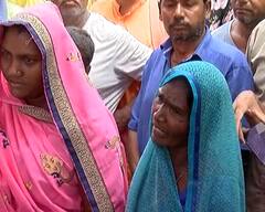 Gujarat Hooch Tragedy: અલ્પેશ ઠાકોરે લીધી રોજીદ ગામની મુલાકાત, મૃતકોના પરિવારો રડી પડ્યાં, જુઓ તસવીરો