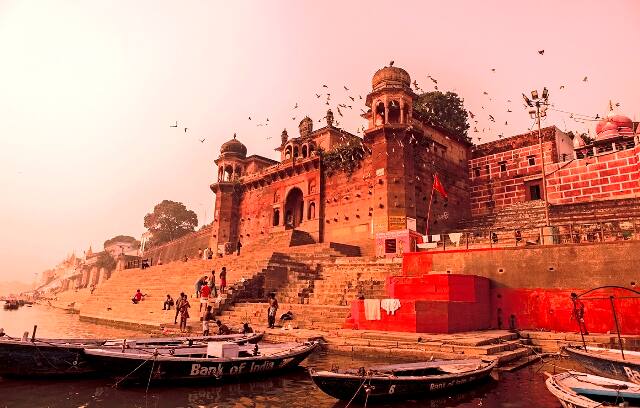 पैकेज में आपको 2 रात वाराणसी, 1 रात अयोध्या और 2 रात लखनऊ में रुकने का मौका मिलेगा. वहीं पैकेज में आपको रूकने औऱ खाने-पीने की भी सुविधा मिलेगी. इसके अलावा आपको आईआरसीटीसी के इस टूर पैकेज में इंश्योरेंस की सुविधा भी मिल रही है.