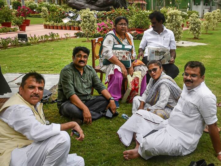 सूत्रों ने बताया कि पार्टियों ने स्वयं अपने नेताओं के प्रदर्शन स्थल पर बैठने का कार्यक्रम तय किया है जो निलंबित सांसदों का समर्थन करने के लिए उनके साथ एक या दो घंटे धरना स्थल पर बैठेंगे.