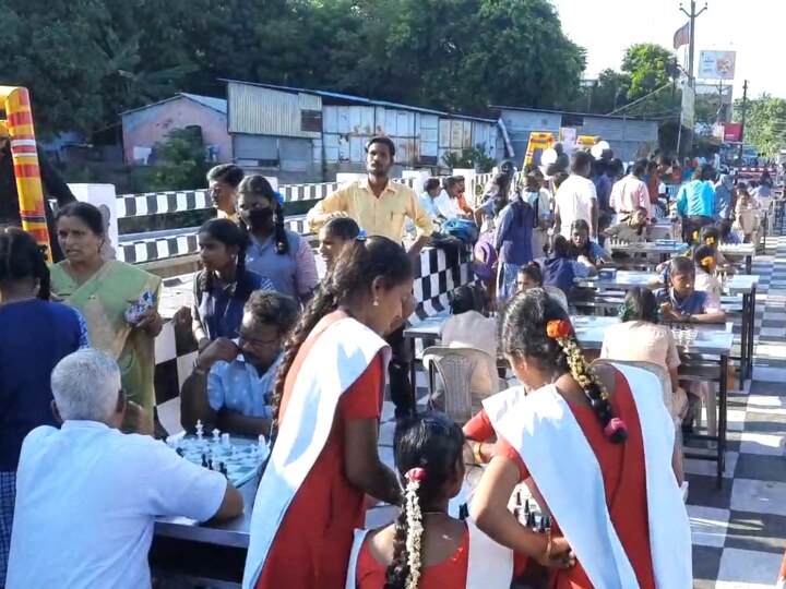 Chess Olympiad 2022: மயிலாடுதுறை: நடுரோட்டில் நடைபெற்ற செஸ் விளையாட்டு போட்டி - மாணவ மாணவிகள் கடும் அவதி!