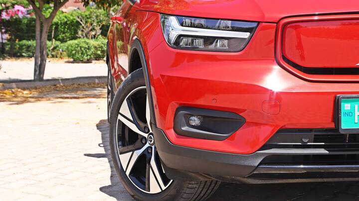 Volvo XC40 Recharge कारची किंमत 55.90 लाख (एक्स शोरूम) रूपये आहे. XC40 रिचार्ज एका बाजूला Mini Cooper SE आणि दुसरीकडे BMW i4 आणि Kia EV6 सारख्या लक्झरी EV मध्ये बसते. XC40 रिचार्ज पुढील वर्षी लॉन्च होणार्‍या Hyundai Ioniq 5 शी स्पर्धा करेल.