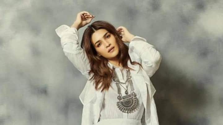 কলেজ জীবনে কৃতী ছাত্রী ছিলেন কৃতি। তাঁর বাবা চার্টার্ড অ্যাকাউনটেন্টের কাজ করতেন। মা ছিলেন প্রফেসর।