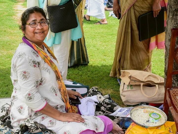 उन्होंने बताया कि निलंबित सांसदों के प्रति एकजुटता प्रकट करने के लिए समाजवादी पार्टी के रामगोपाल यादव, झामुमो की महुआ माझी और राष्ट्रवादी कांग्रेस पार्टी (राकांपा) के नेताओं ने धरने के लिए समय दिया है जबकि उनके किसी सदस्य को निलंबित नहीं किया गया है.