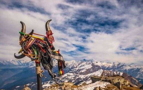 Kedarkantha Famous Place: अगर आप मन की शांति और सुकुन के साथ-साथ पहाड़ों के सुंदर नजारों का लुत्फ उठाने चाहते हैं तो उत्तरकाशी के करीब 12, 500 फीट की उंचाई पर स्थित केदारकांठा बेस्ट ऑप्शन है. ये जगह ना सिर्फ देश बल्कि विदेश के लोगों के बीच भी काफी फेमस है. अगर आप भी इस जगह पर जाना चाहते हैं तो इसके लिए आपको काफी पहले से बुकिंग करनी होगी.चलिए जानते हैं इससे जुड़ी कुछ और खास बातें.....