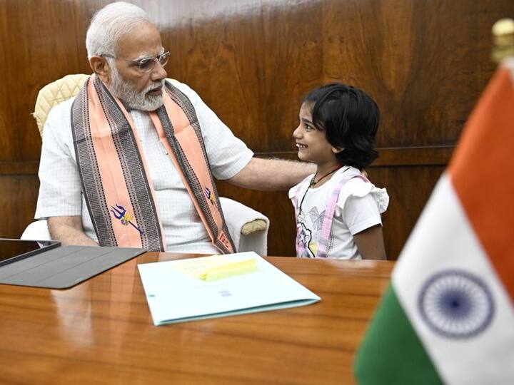 PM Narendra Modi met eight year old Daughter of Ujjain BJP MP Anil Firozia in Parliament PM Modi ने 8 साल की बच्ची से पूछा- मैं क्या करता हूं? जवाब सुनकर खुद को हंसने से नहीं रोक पाए प्रधानमंत्री