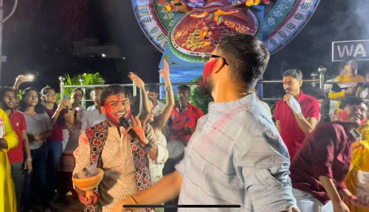 সাদা পোশাকে, গালে সিঁদুর মেখে দু'হাতে ধুনুচি নিয়ে 'অকাল বিসর্জন'-এ মাতলেন দিতিপ্রিয়া।