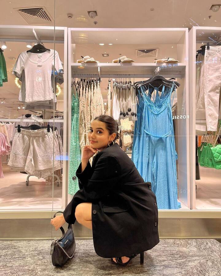 उर्फी जावेद अपने अजीबो-गरीब फैशन सेंस को लेकर जिस तेजी से आगे बढ़ी हैं, वह सच में हैरान करने वाला है. उनका फैशन सेंस हर किसी के पल्ले नहीं पड़ने वाला. मगर उनकी छोटी बहन अस्फी जावेद ड्रेसिंग सेंस के मामले में लोगों को पसंद आ रही हैं.