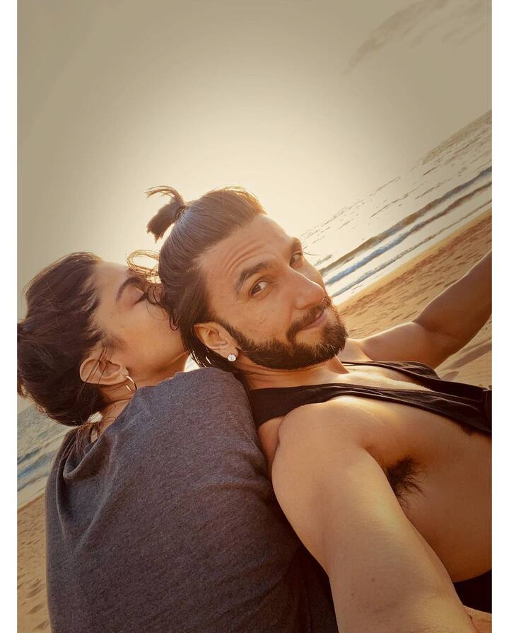 इस वक्त वो अपने पति रणवीर सिंह के न्यूड फोटोशूट को लेकर चर्चा में हैं.  फोटोशूट रणवीर ने करवाया है और ट्रोल सोशल मीडिया पर दीपिका को भी किया जा रहा है.