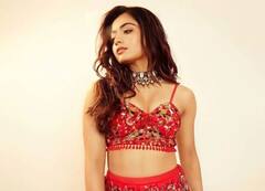 Actress Rashmika Mandanna : நெஞ்சுக்குள்ளே நீ மின்னலடிப்பா... ராஷ்மிகா மந்தனா சிவப்பு உடையில் ஜொலிக்கும் புகைப்படங்கள்..!