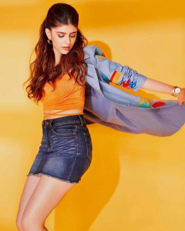 गेल्या काही काळापासून संजना तिच्या लूकमुळे खूप चर्चेत आहे. आजकाल तिचा सिझलिंग लूक पाहायला मिळत आहे.(फोटो सौजन्य : sanjanasanghi96/इंस्टाग्राम)