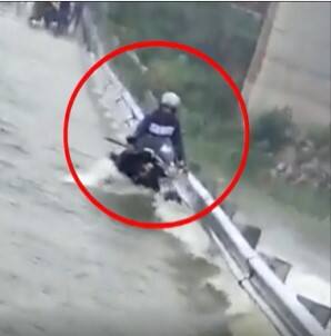 Monsoon Updates: Terrible flood on bridge in Telangana, man trapped with bike | 2024 Taiyari Shuru