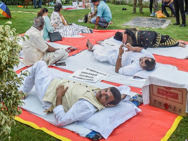 प्रदर्शन में शामिल होने वाली पार्टियों में तृणमूल कांग्रेस, द्रमुक, आप, टीआरएस, समाजवादी पार्टी, शिवसेना, माकपा, भाकपा, झारखंड मुक्ति मोर्चा (झामुमो) और केरल कांग्रेस शामिल हैं.