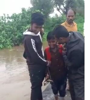 Yavatmal Rain : यवतमाळ जिल्ह्यात अनेक ठिकाणी पूरस्थिती, जीव धोक्यात घालून विद्यार्थ्यांचा प्रवास