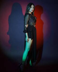 PHOTO: माहिरा शर्माचा झगमगता लुक, शॉर्ट ड्रेसमध्ये दिसतेय फारच सुंदर!