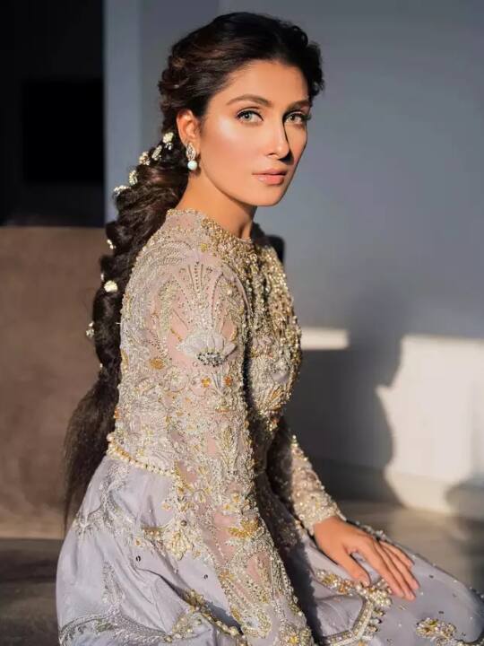 सोशल मीडिया पर काफी एक्टिव रहती हैं आयजा खान. कभी वह अपना बॉस लेडी लुक दिखाती हैं तो कभी ब्राइडल फोटोशूट की झलक शेयर करती हैं.