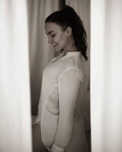 Elli Avrram Pics: ट्रांसपेरेंट व्हाइट शर्ट में एली अवराम के कातिलाना पोज ने छुड़ाए फैंस के पसीने, देखें तस्वीरें