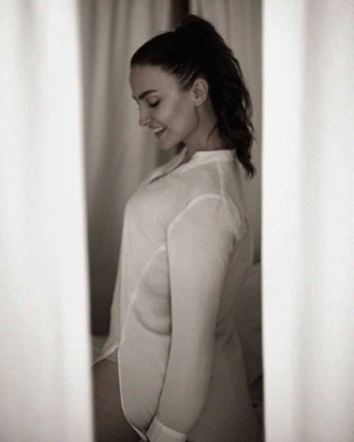 एली अवराम (Elli Avrram) ने 'मिकी वायरस' फिल्म से अपने करियर की शुरुआत की थी. आज उन्होंने बॉलीवुड फिल्मों में अपनी जगह बना ली हैं और सोशल मीडिया पर भी काफी एक्टिव रहती हैं.