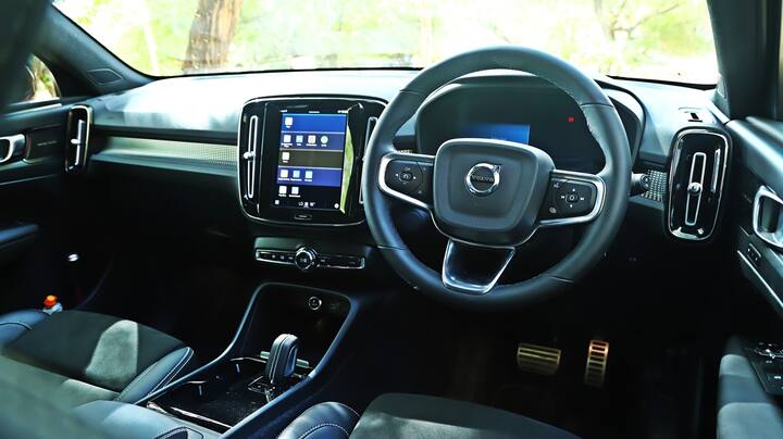 XC40 रिचार्ज भारतात उच्च-विशिष्ट “ट्विन” व्हर्जनमध्ये उपलब्ध आहे. ज्यामध्ये दोन इलेक्ट्रिक मोटर आहेत. प्रत्येक एक्सलवर एक 408hp आणि 660Nm टॉर्क निर्माण करते. यामुळे ते पेट्रोल-चालित XC40 पेक्षा जवळजवळ दुप्पट शक्तिशाली आणि मोठ्या आणि अधिक महाग ऑडी ई-ट्रॉन 55 क्वाट्रोशी तुलना करता येते. ती सर्व शक्ती XC40 रिचार्जला 4.9 सेकंदांचा 0-100 वेळ देते, तथापि, EV पेट्रोल मॉडेलपेक्षा 400kg जास्त आहे, त्याचे वजन 2,188kg आहे.