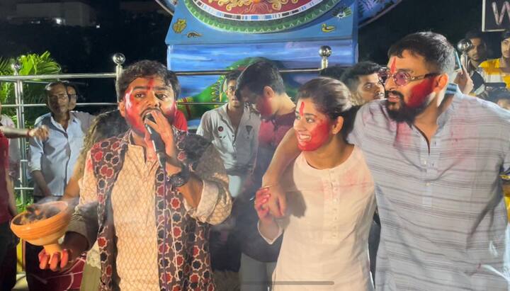 এথনিক পোশাকে হাজির ছিলেন সৌরভ, পাভেলও। ঢাকের তালে তাঁরাও মাতলেন।