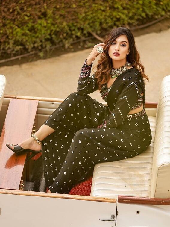 यूनिक साड़ी में दिव्या अग्रवाल का दिखा खूबसूरत अंदाज