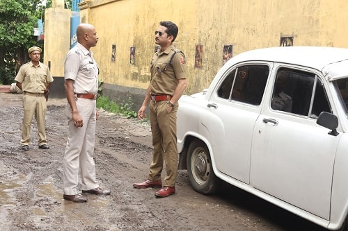 সরকার নির্দেশ দেয় ওই মহিলাকে খুঁজে বার করার, যাতে এই ত্রাসের রাজত্ব শেষ হয়। কিন্তু পৃথিবীর বুক থেকে যেন একপ্রকার গায়েবই হয়ে যান ওই মহিলা।