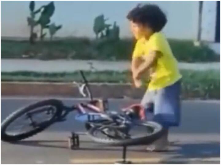 little child started dancing after falling from the bicycle video viral on social media Watch: साइकिल से गिरने के बाद नाचने लगा ये नन्हा बच्चा, सोशल मीडिया पर वीडियो वायरल