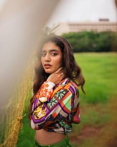 Priya Prakash Varrier: పంటచేలో పాలపిట్టలా వింకీ బ్యూటీ