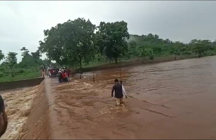 तेज बारिश होने के कारण संकरी नदी का जलस्तर अचानक बढ़ गया उसके बावजूद सैकड़ों लोग छोटे-छोटे बच्चों को लेकर पुल से दो फिट ऊपर बह रही सकरी नदी को पार करते नजर आ रहे हैं.