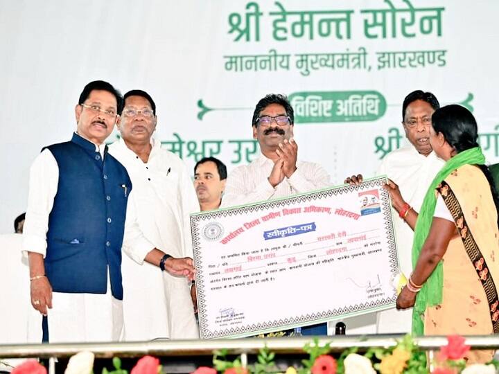 jharkhand CM Hemant Soren made big appeal Lohardaga, said- farmers of the state should join with the industries Lohardaga News: सीएम हेमंत सोरेन ने की बड़ी अपील, कहा- उद्योगों के साथ जुड़ें राज्य के किसान 