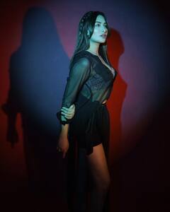 PHOTO: माहिरा शर्माचा झगमगता लुक, शॉर्ट ड्रेसमध्ये दिसतेय फारच सुंदर!